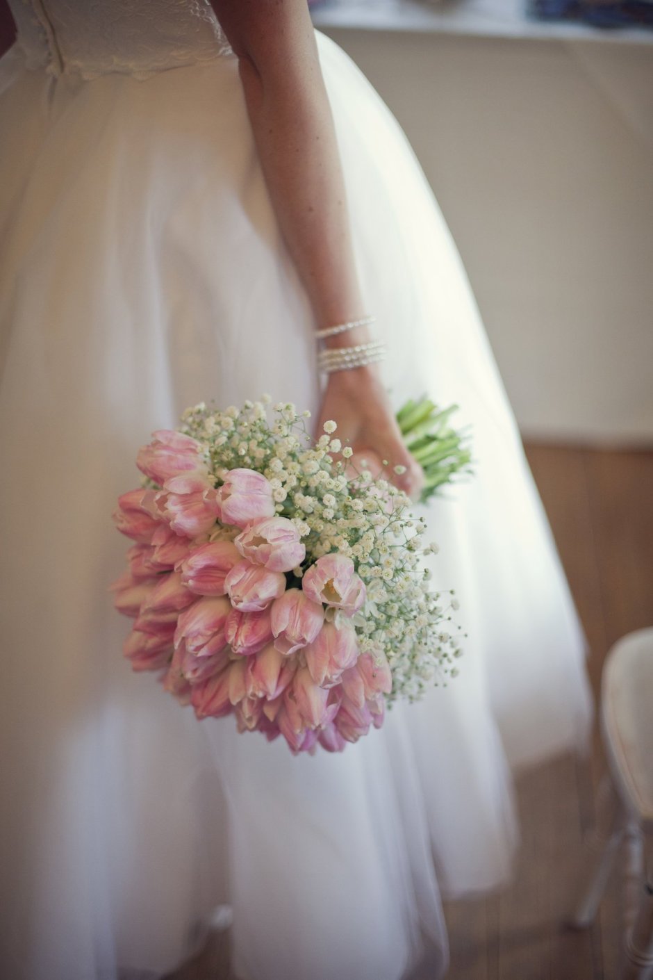 Букет невесты тюльпаны и гипсофила