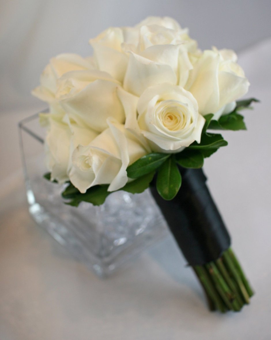 Букет невесты гипсофилы и розы