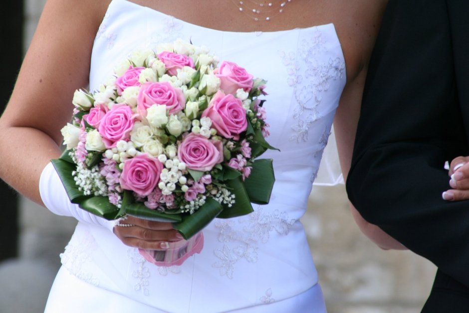 Букет невесты из белых роз и гиперикума