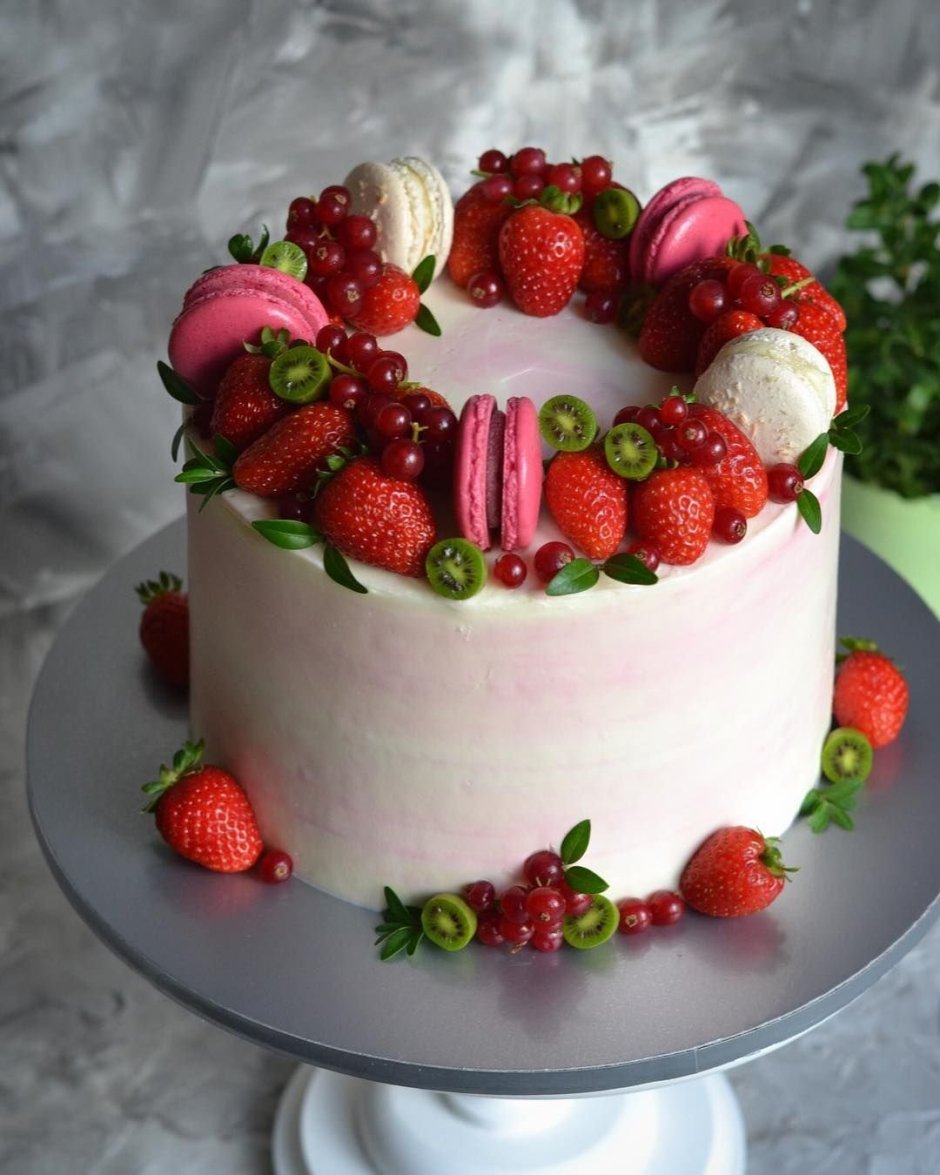 Розовый торт с клубникой украшение
