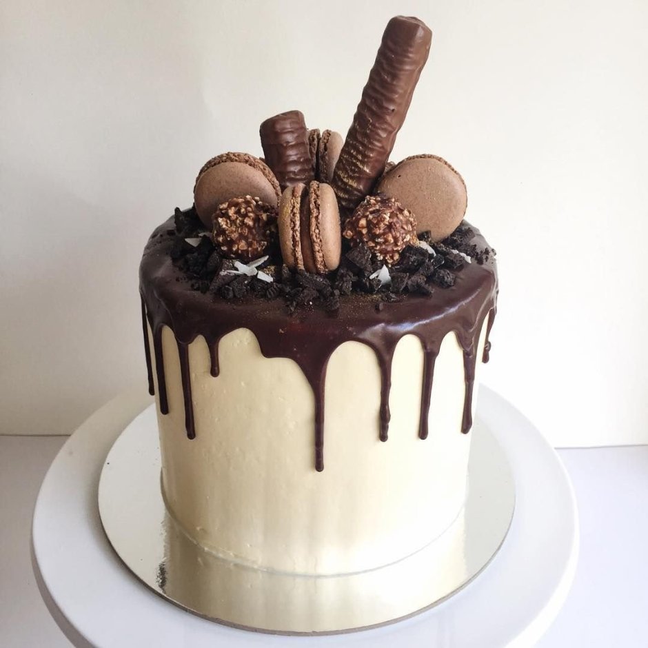 Декор торта шоколадками