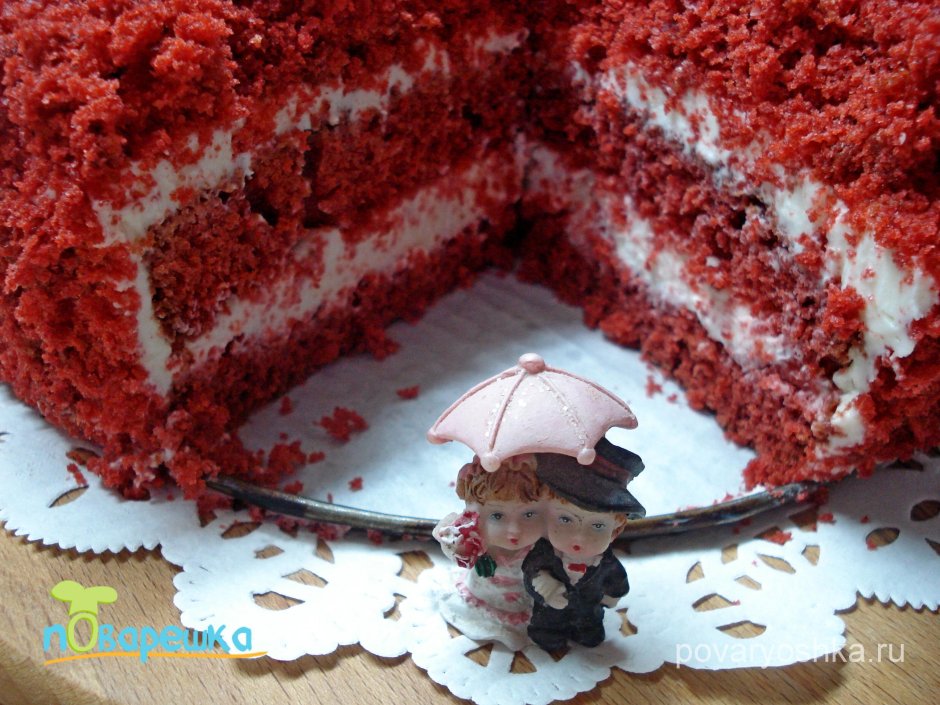 Торт красный бархат на столе