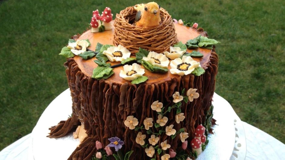 Торт с декором дерева