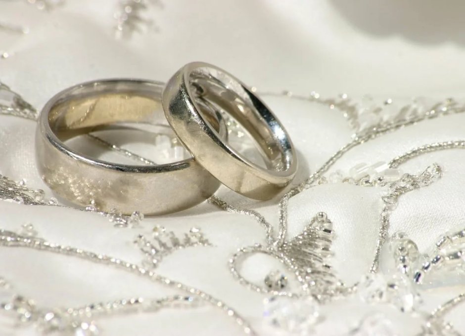 Свадебные кольца на цветах
