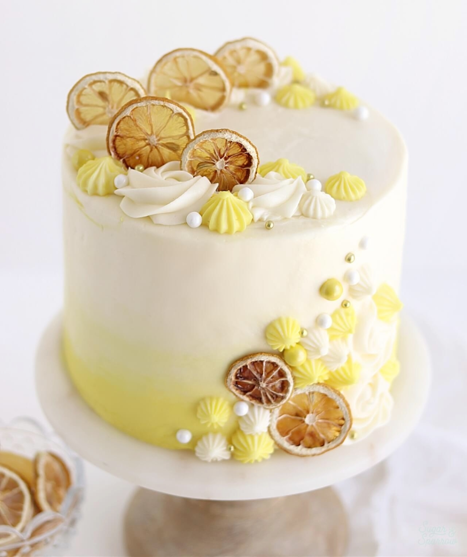 Торт с лимонами в декоре