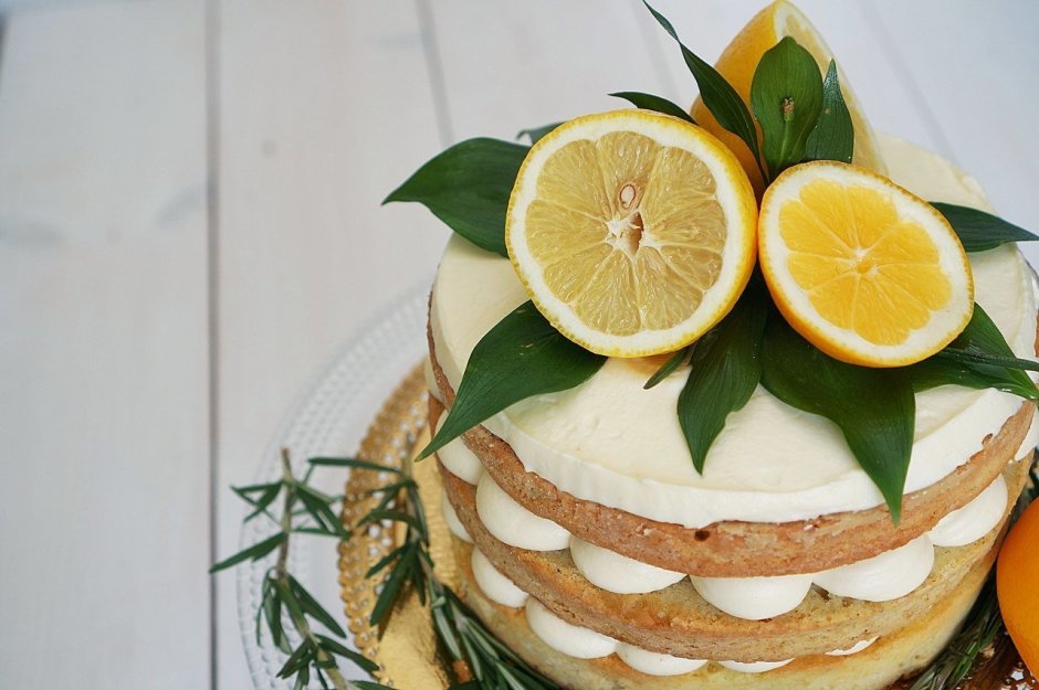 Торт украшенный лимоном