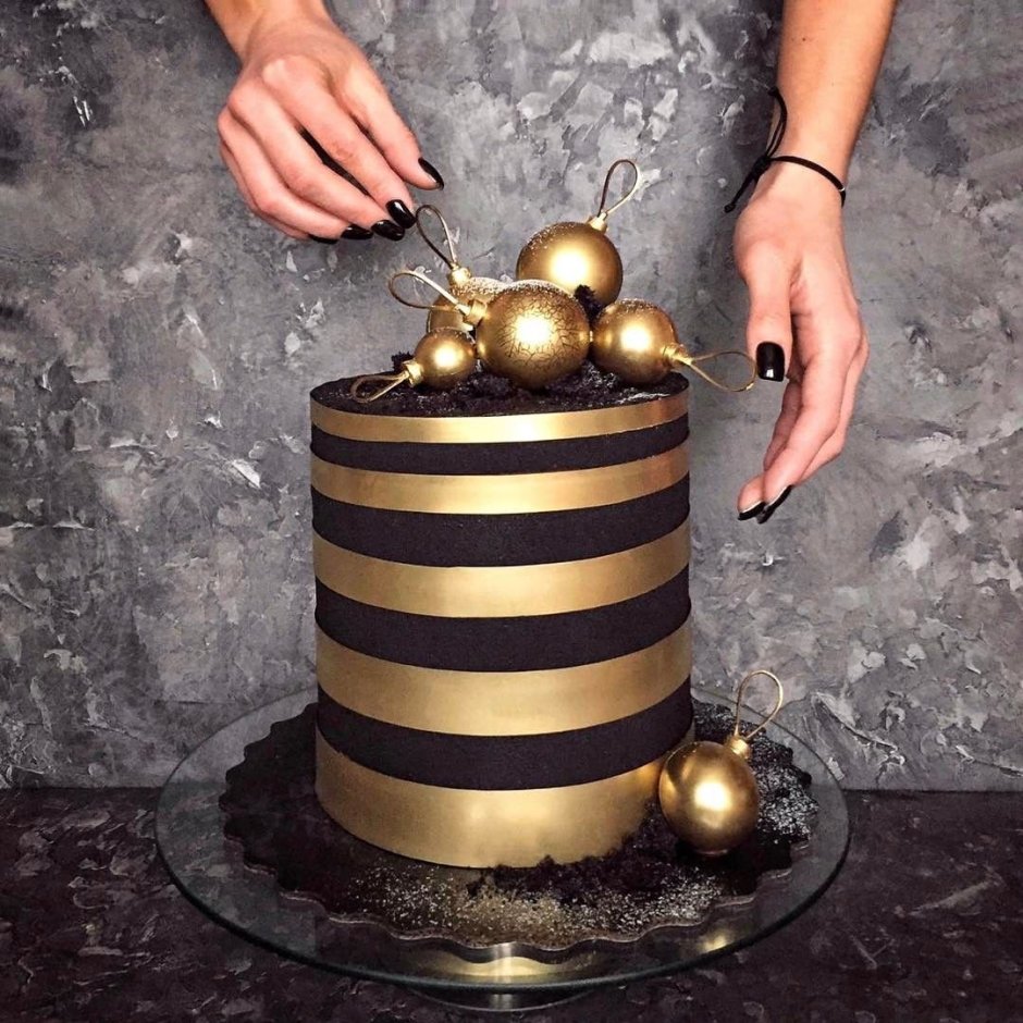Торт с золотыми шарами