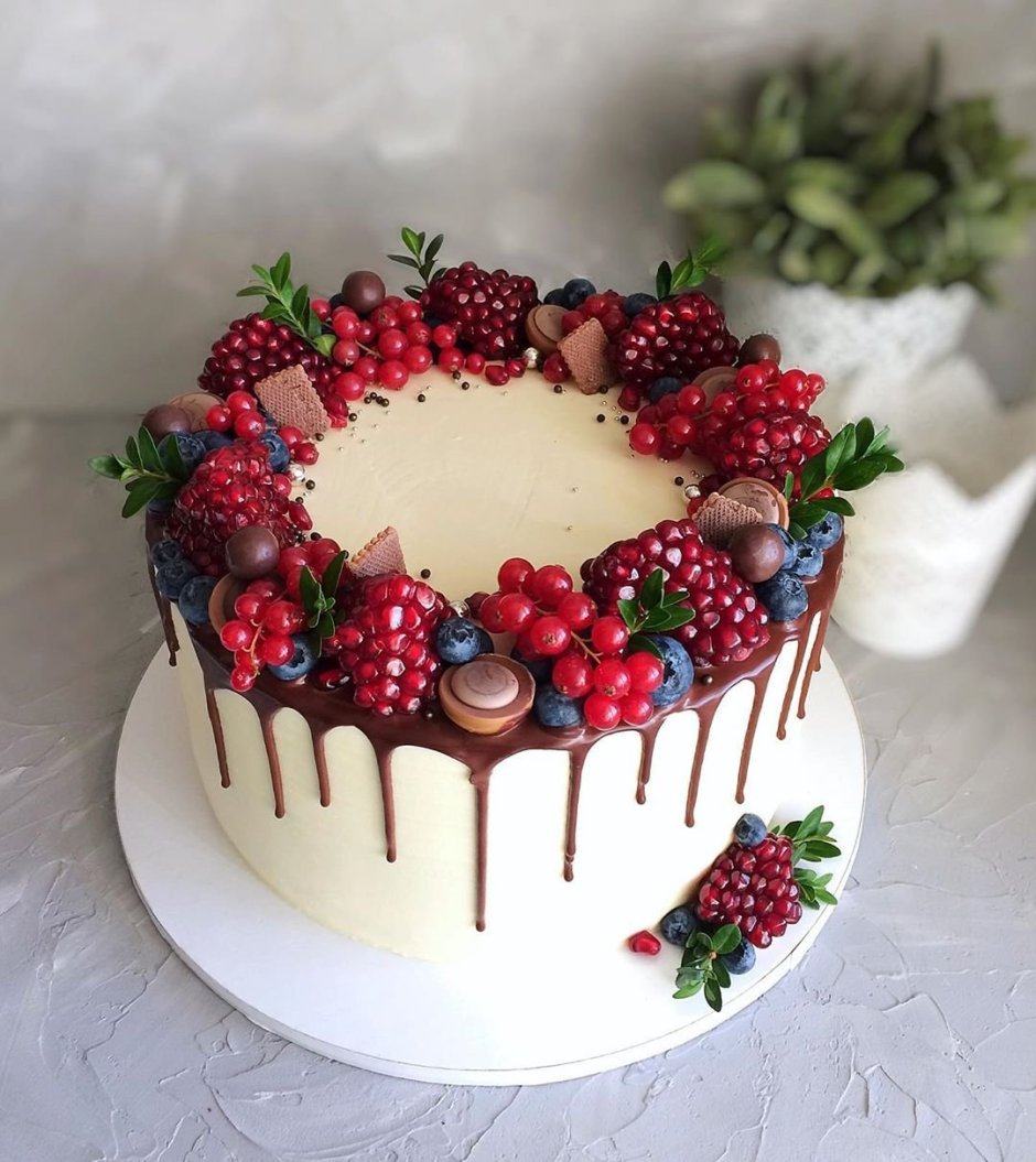 Торт на юбилей с ягодами