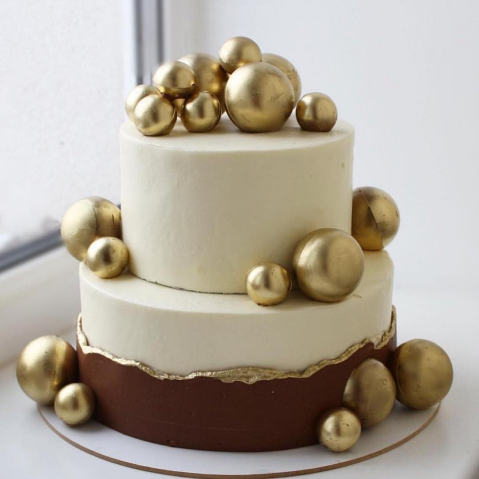 Шоколадный торт с золотыми шарами