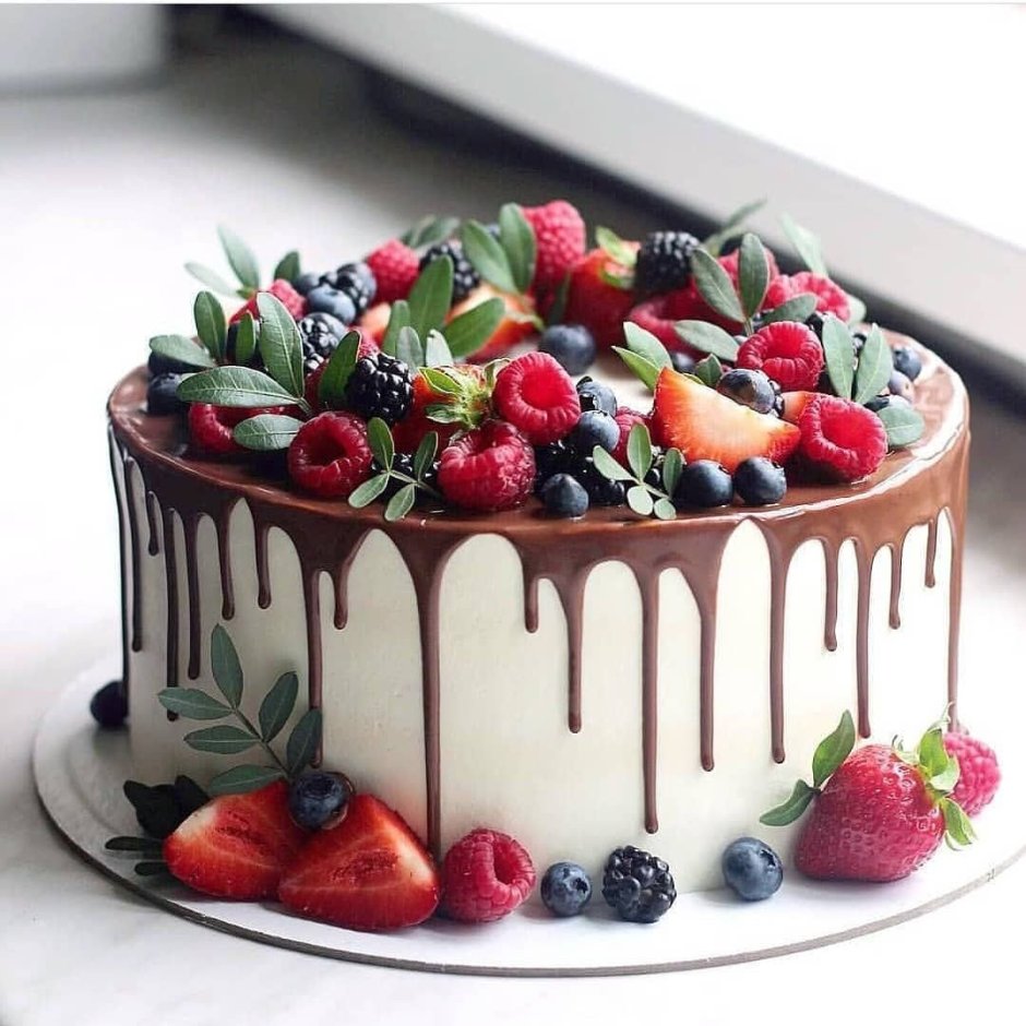 Торт с ягодным декором и Иниром