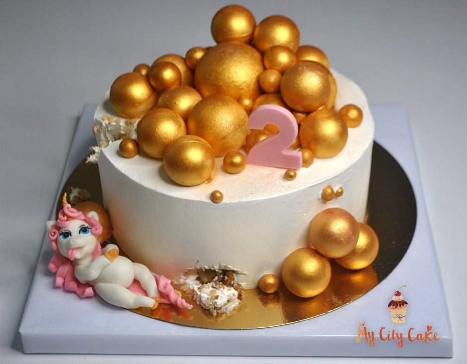 Торт с золотыми шариками