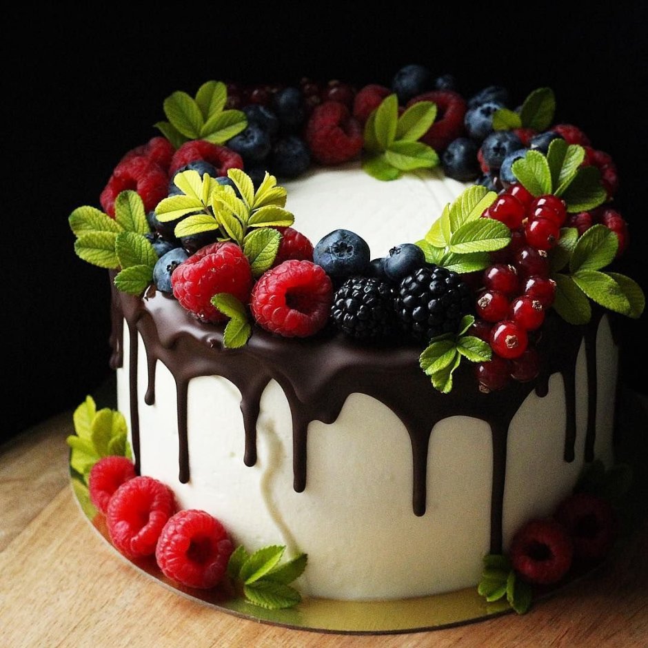 Украшение торта ягодами и цветами
