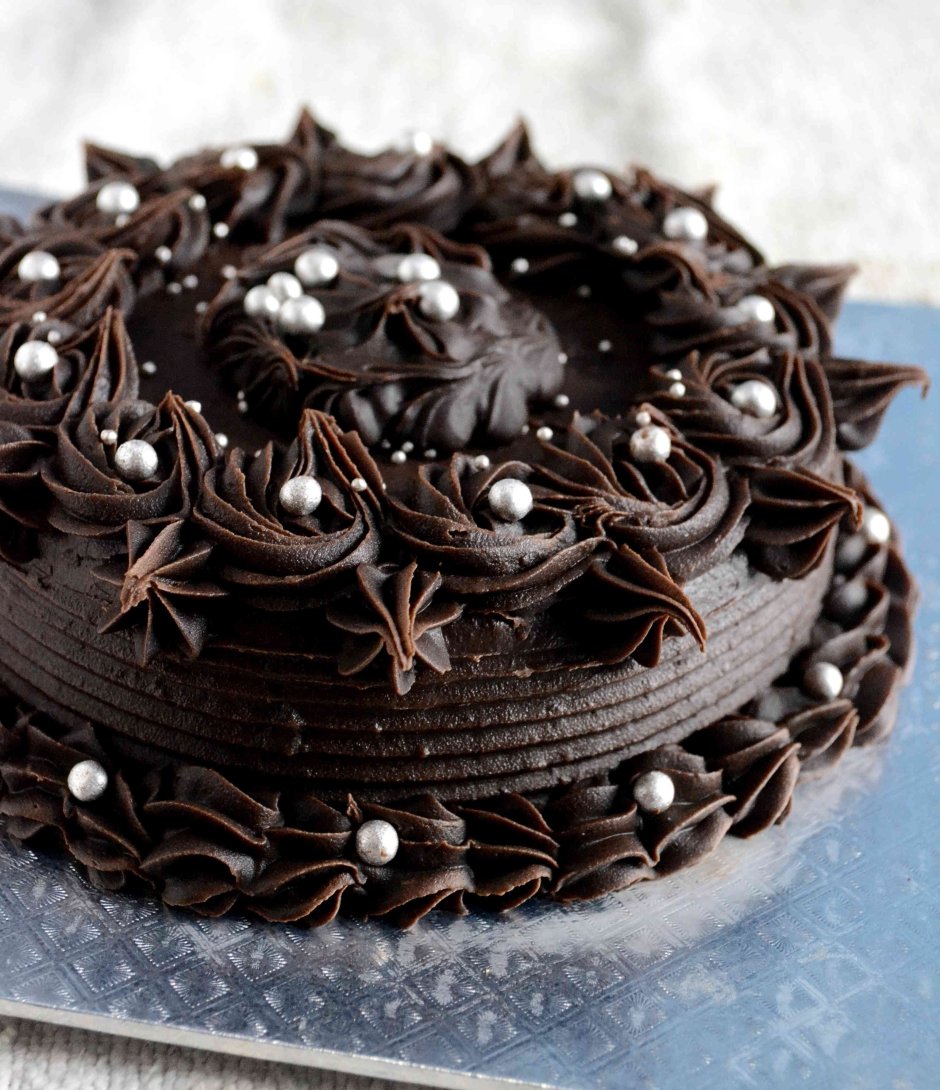 Трехъярусный шоколадный торт