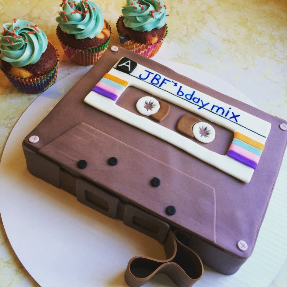 Торт для вечеринки в стиле 90-х