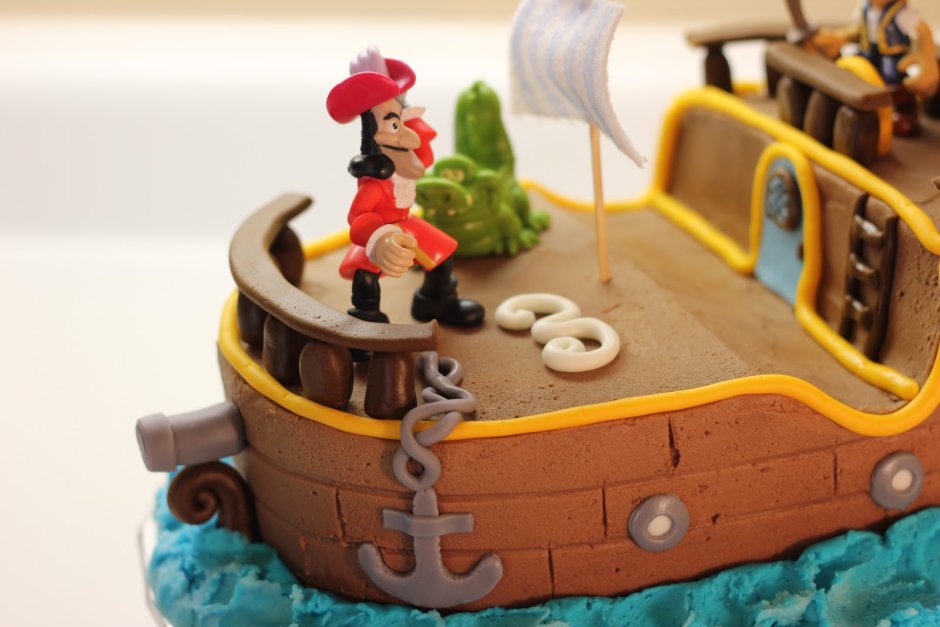 Торт с фигуркой корабля