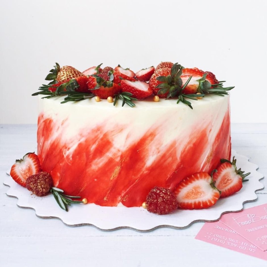 Торт с красными мазками и ягодами