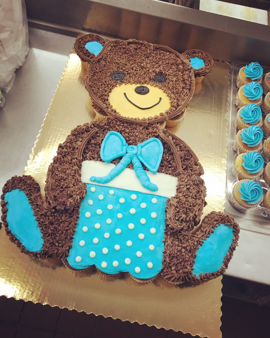 Торт с фигуркой медведя