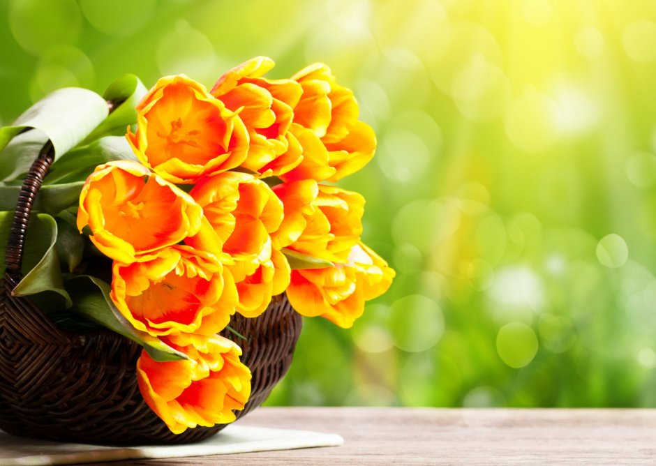 Желтые и оранжевые тюльпаны в корзине
