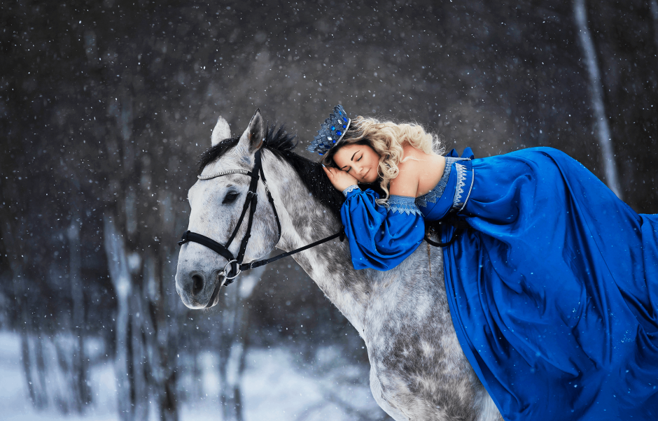 Фотосессия с белой лошадью зимой