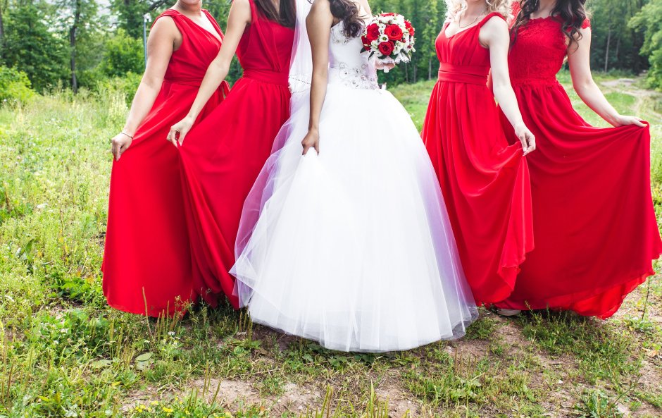 Красные платья для свидетельниц на свадьбе
