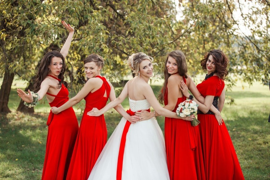 Подружки невесты в красных платьях