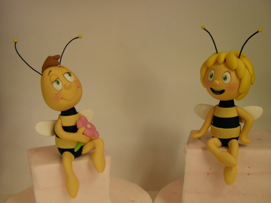 Тортики с мастикой пчёлка