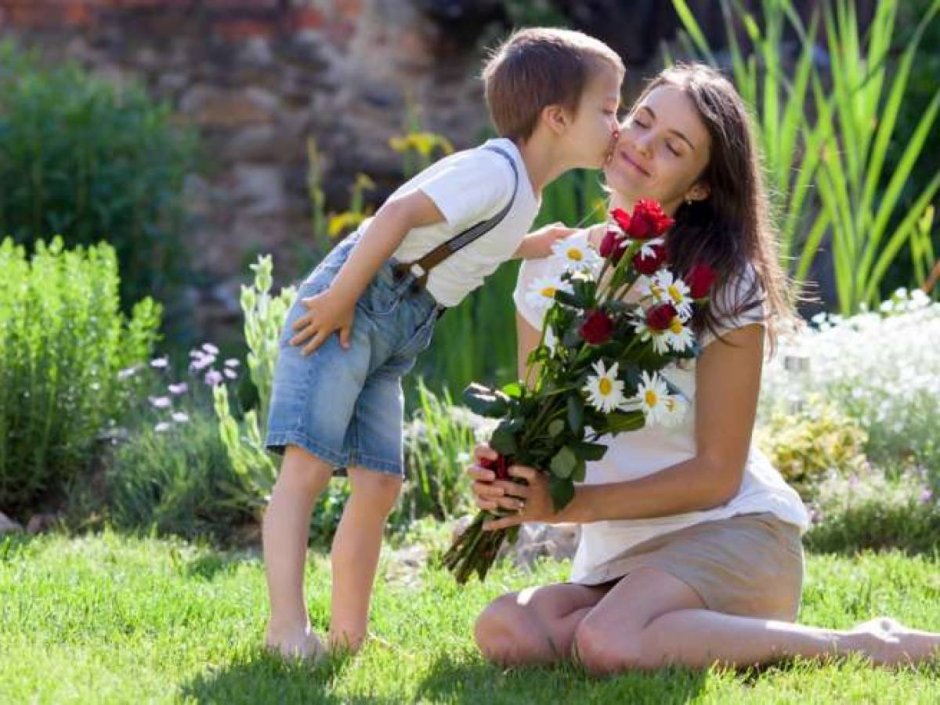 Дети дарят цветы