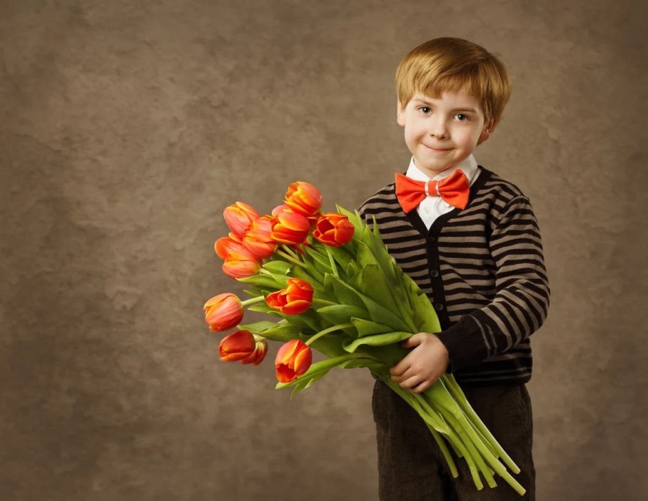 Дети дарят цветы родителям