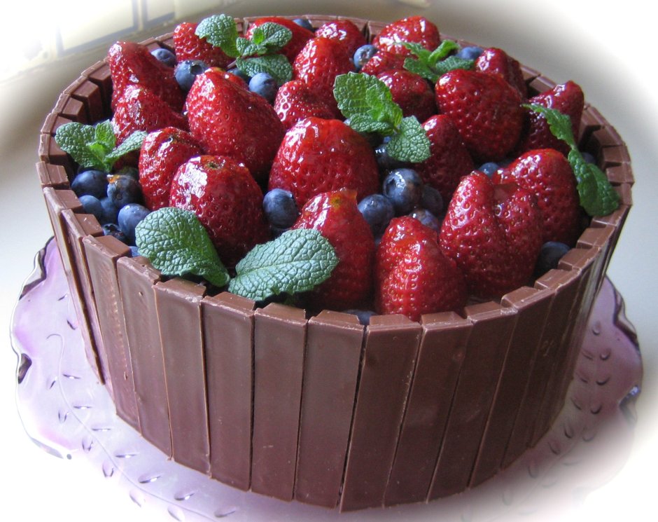 Украшение шоколадного торта клубникой