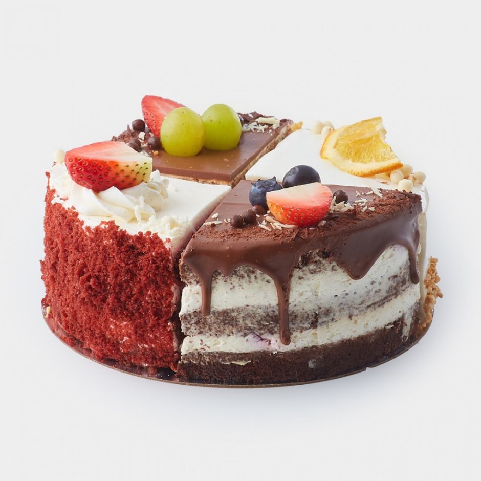 Торт с ягодами на белом фоне