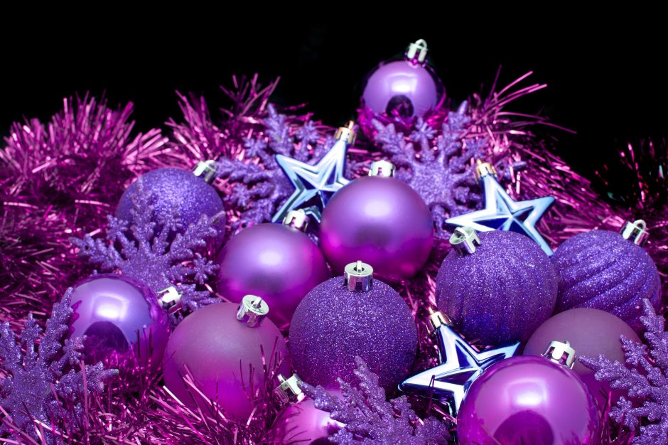 Новогодняя елка в фиолетовых тонах