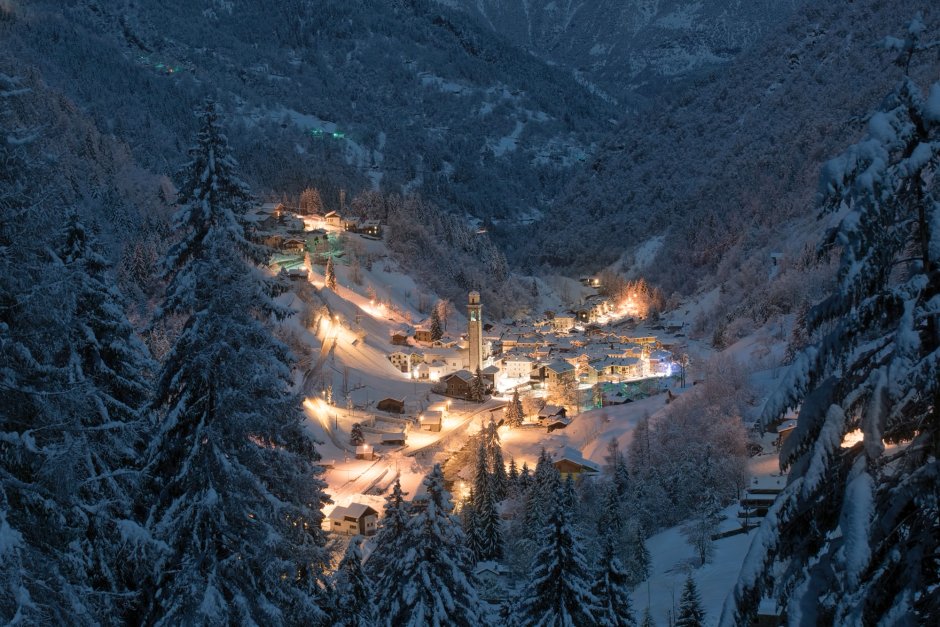 Зимняя деревня в горах