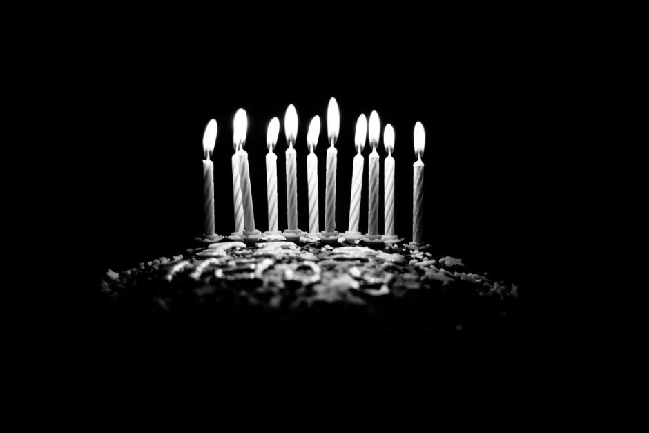 Тортик со свечами на темном фоне