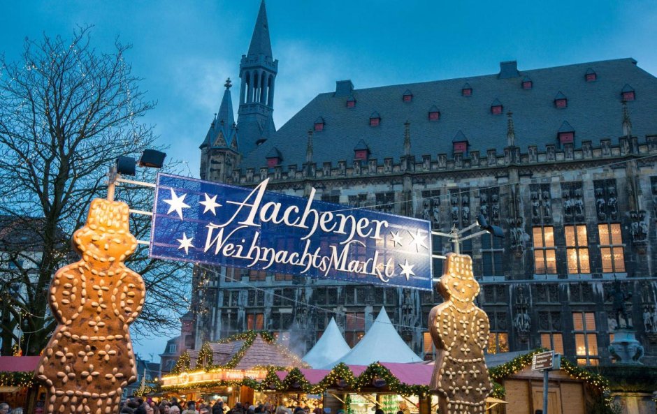 Рождественский рынок в Ахене Германии