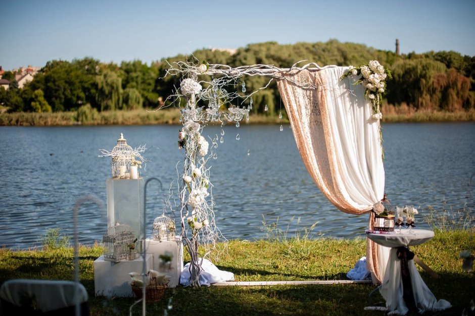 Красивая свадьба у озера