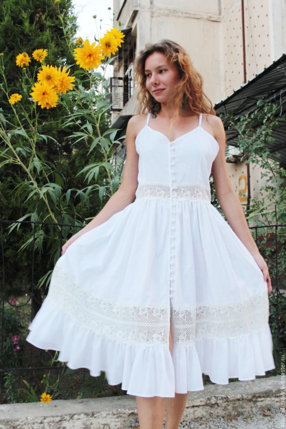 Белое летнее платье из Батиста с прошвой