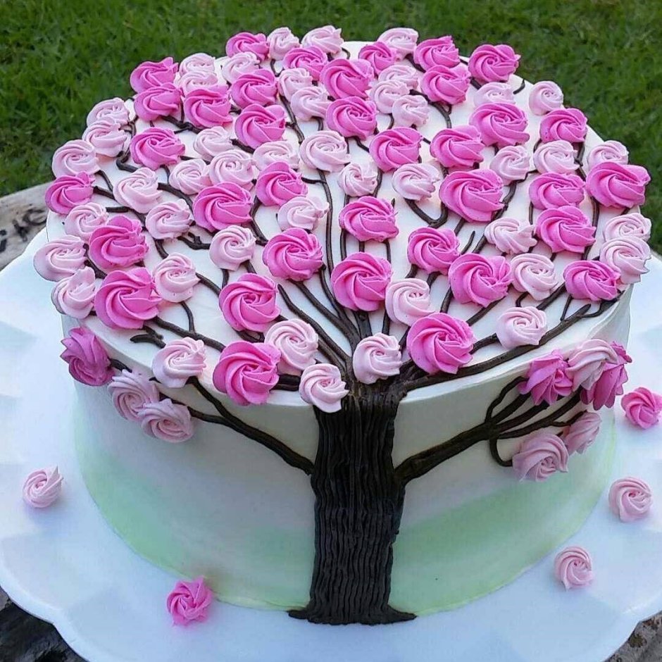 Красивый кремовый торт на день рождения