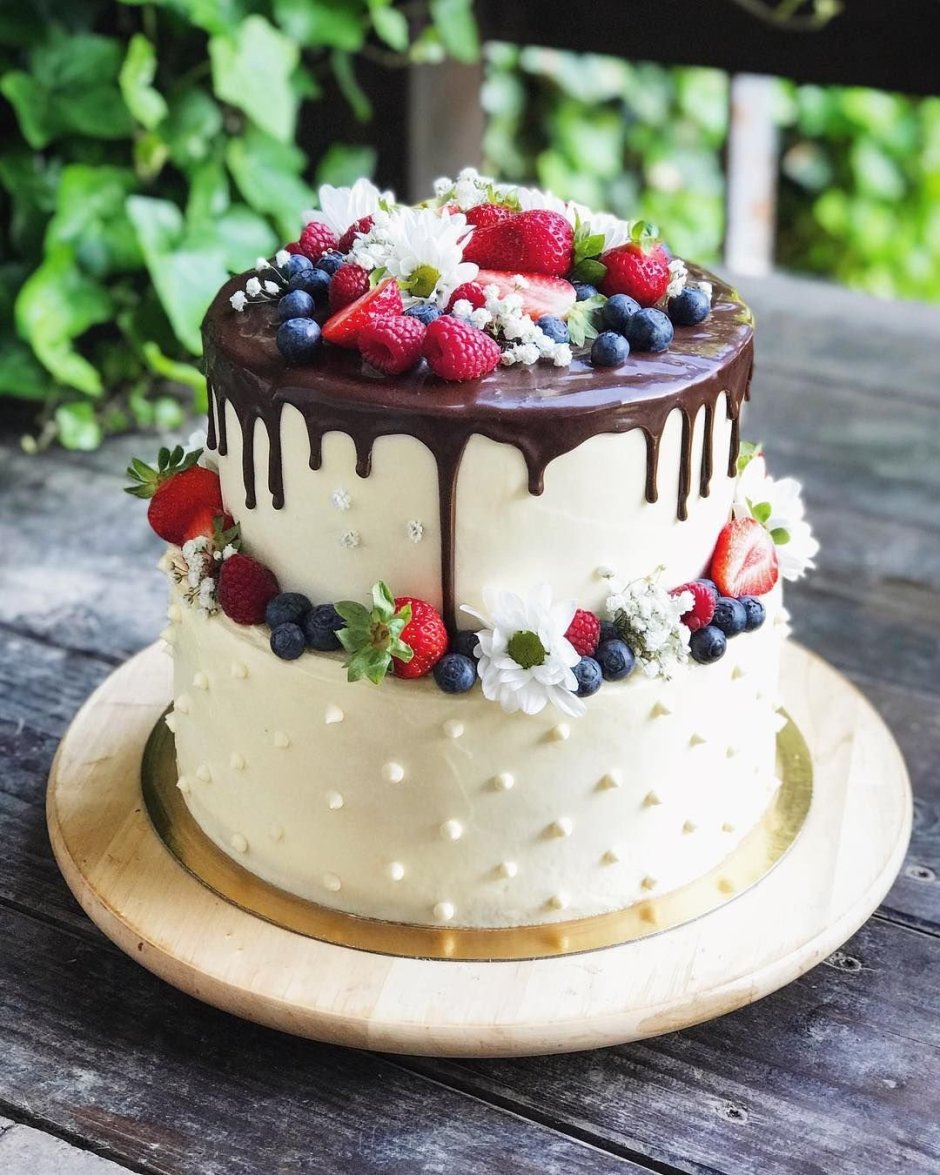 Свадебный торт с ягодами двухъярусный