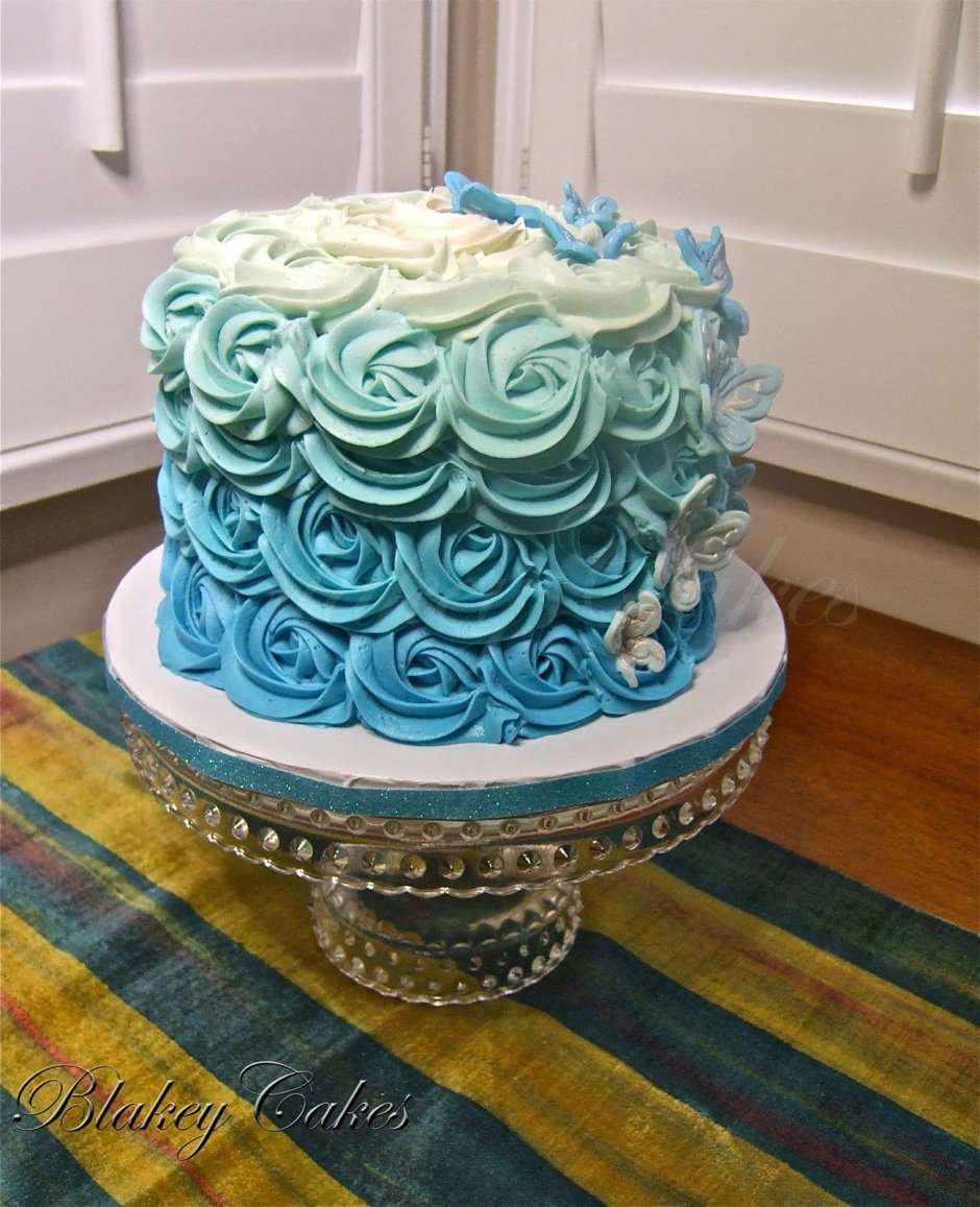 Украшение торта в синем цвете цвете