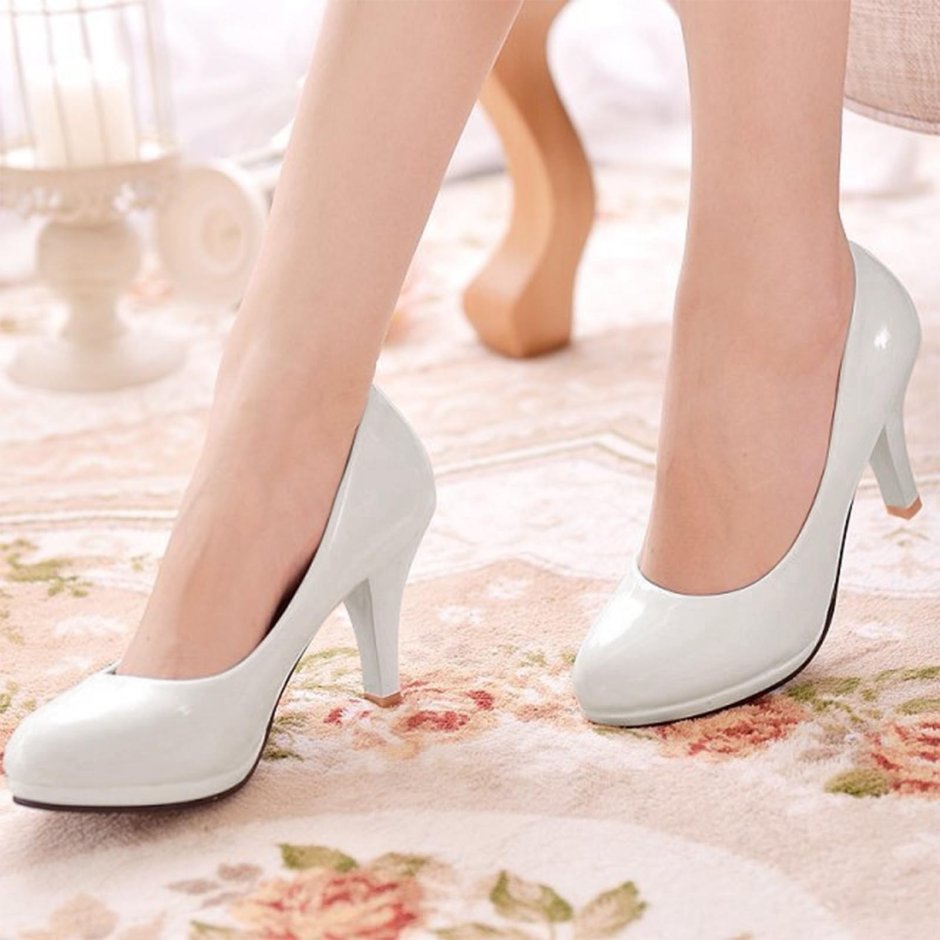 Белые туфли на низком каблуке