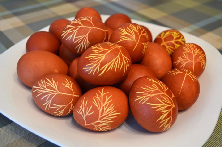 Яйца в луковой шелухе с листочками