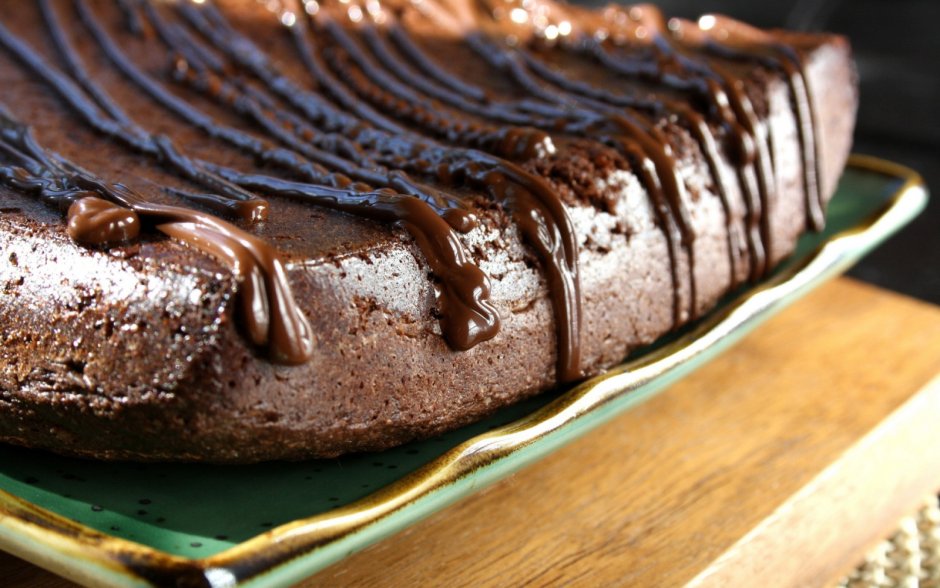 Шоколадный торт с карамелью