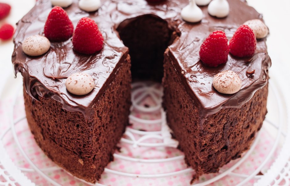 Торт шоколадный бисквит с малиной