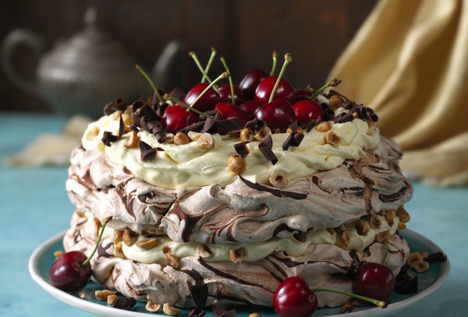 Прямоугольный торт с шоколадным декором