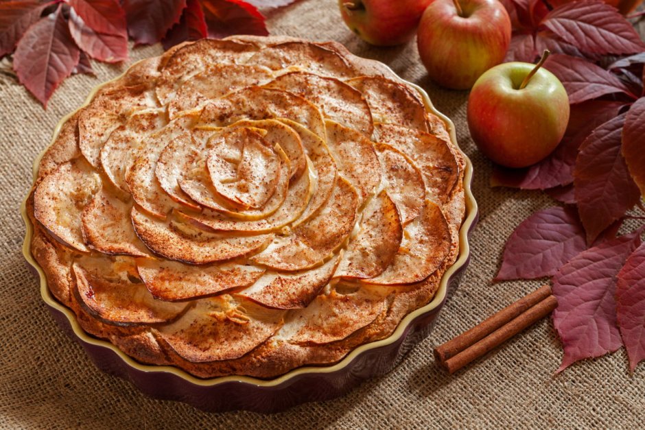 Осенний пирог с яблоками и корицей