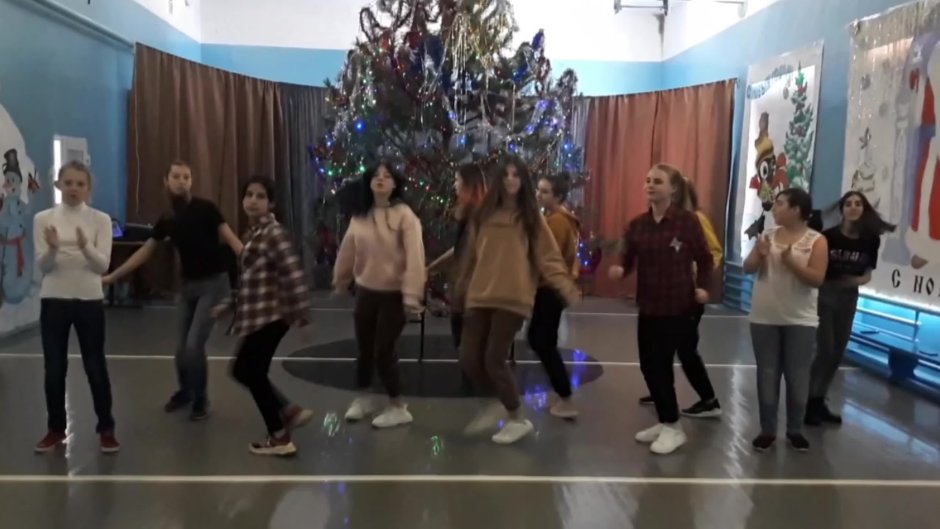Танец новогодний флешмоб детей в школе