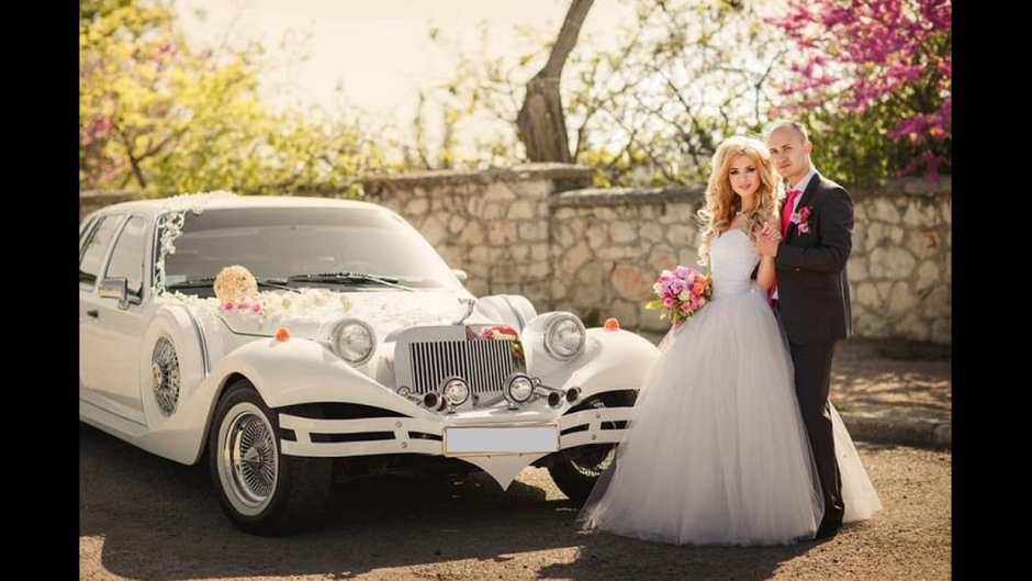 Жених и невеста возле машины