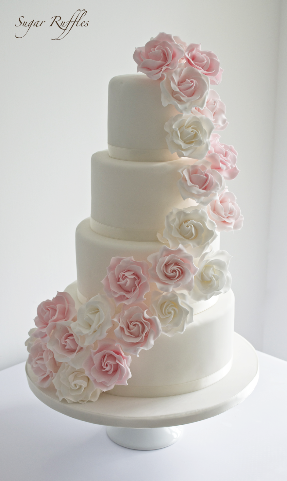Свадебный торт с мастичными цветами