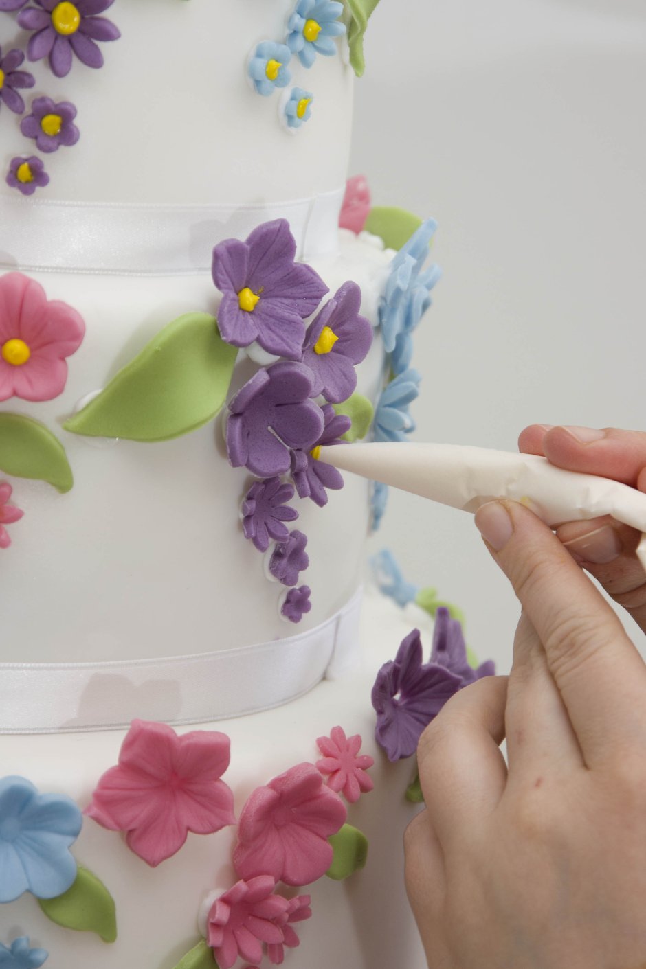 Украшение торта цветами из мастики