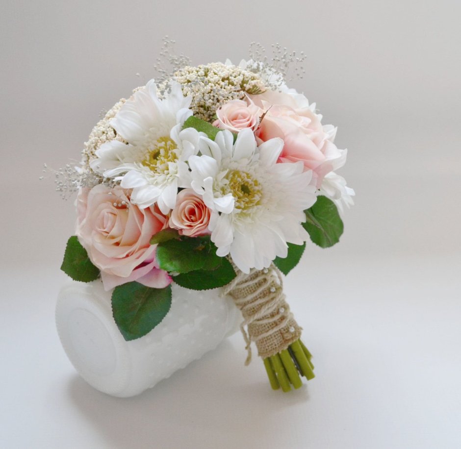 Свадебный букет с ромашками и розами